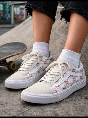 Vans Cream Low-Top Sneakers with Red Heart Skull Print